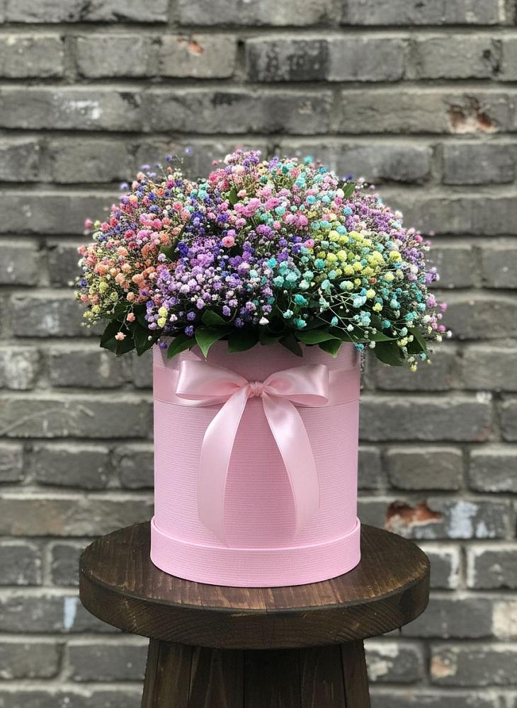 Цветочная композиция из Гипсофила и Розы в шляпной коробке в Никоновское