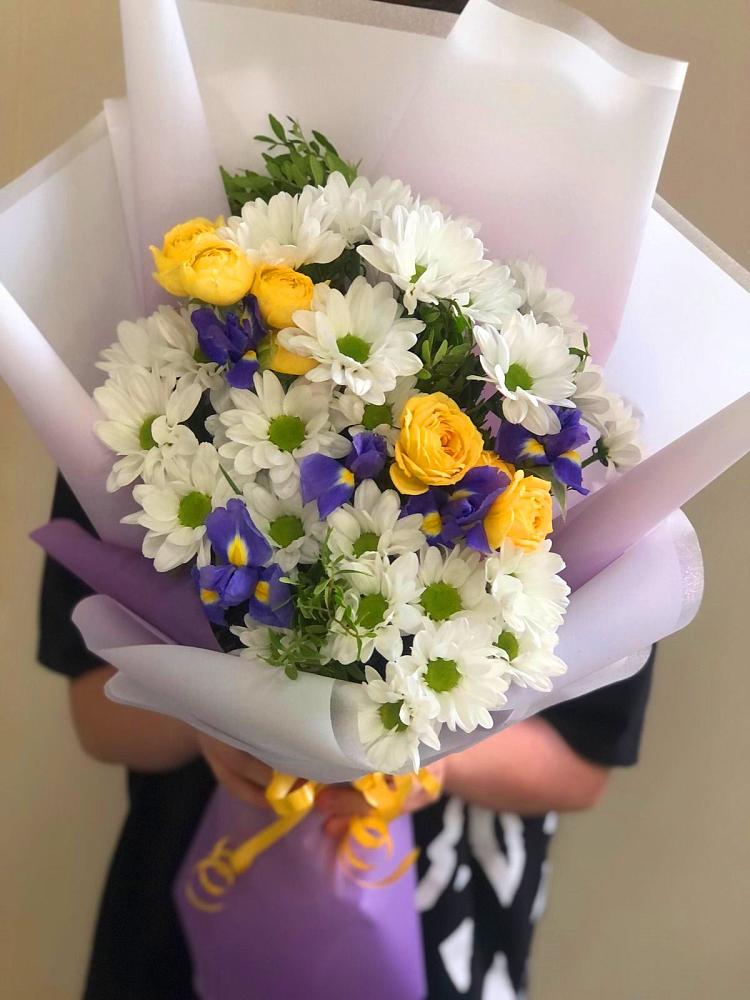 Букет цветов из: Ирисы, Хризантемы и Розы в Никоновское
