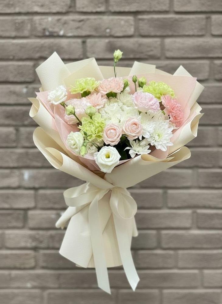 Букет цветов из: Гвоздики, Розы, Лизиантусы и Хризантемы в Никоновское