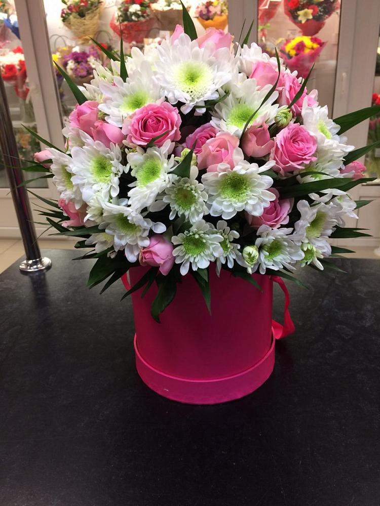 Цветочная композиция из Розы и Хризантемы в шляпной коробке в Никоновское